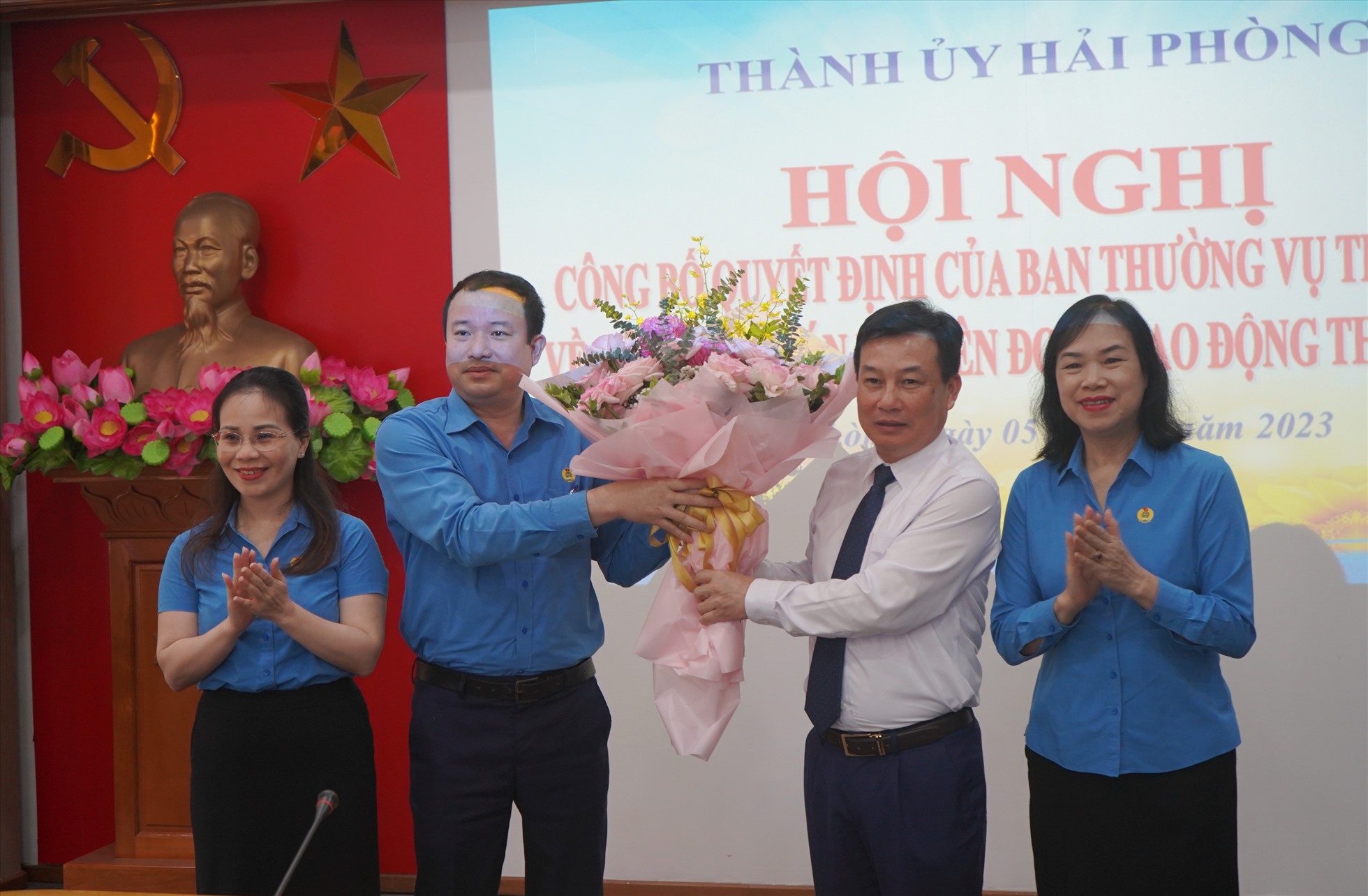 Lãnh đạo Liên đoàn Lao động TP.Hải Phòng tặng hoa chúc mừng ông Nguyễn Văn Phiệt. Ảnh: Mai Dung
