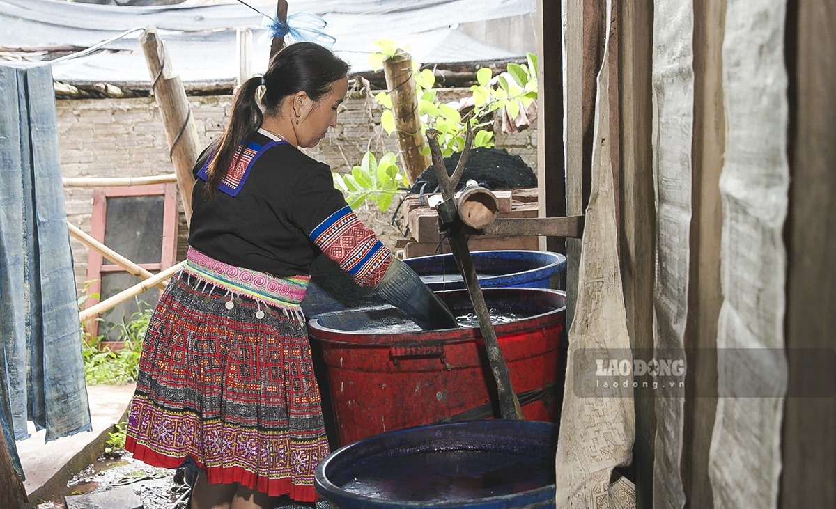 Để tạo ra một bộ trang phục thổ cẩm truyền thống, những người phụ nữ Mông phải làm rất nhiều công đoạn đòi hỏi sự tỉ mỉ và khéo léo, như: Tạo hoa văn bằng sáp ong, nhuộm chàm, thêu, may để giáp nối các chi tiết tiết của dản phẩm.