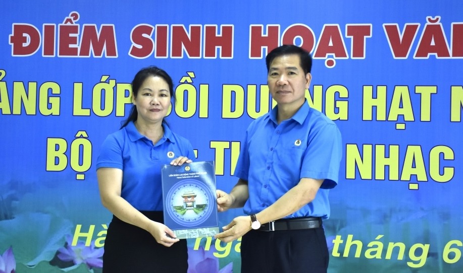 Phó Chủ tịch Liên đoàn Lao động thành phố Hà Nội Nguyễn Huy Khánh trao Quyết định thành lập Điểm sinh hoạt văn hóa công nhân tại Hanoi Metro. Ảnh: Đinh Luyện