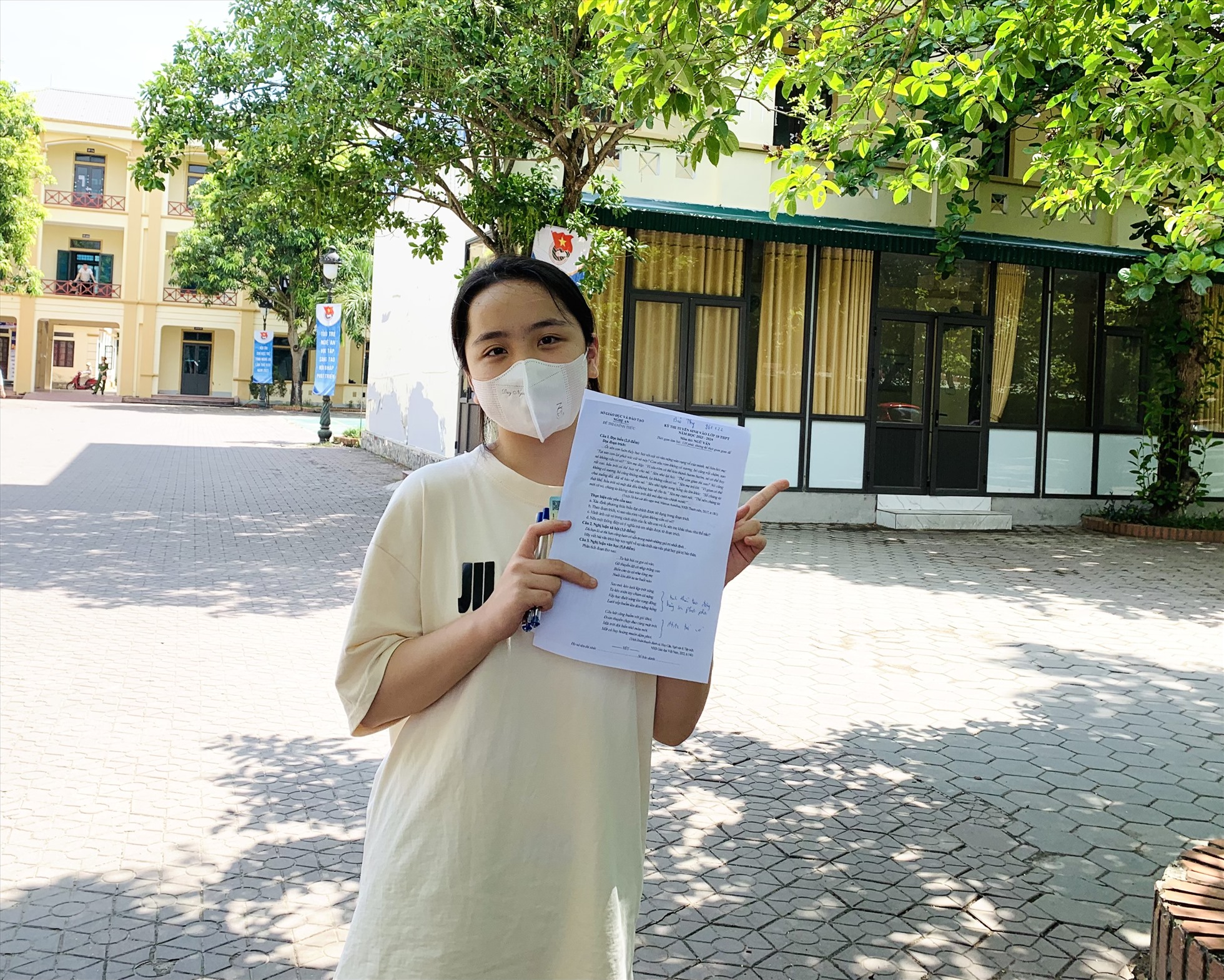 Thí sinh Nguyễn Bảo Thi tại điểm thi THPT Huỳnh Thúc Kháng phấn khởi vì đề thi không quá khó. Ảnh: Quỳnh Trang