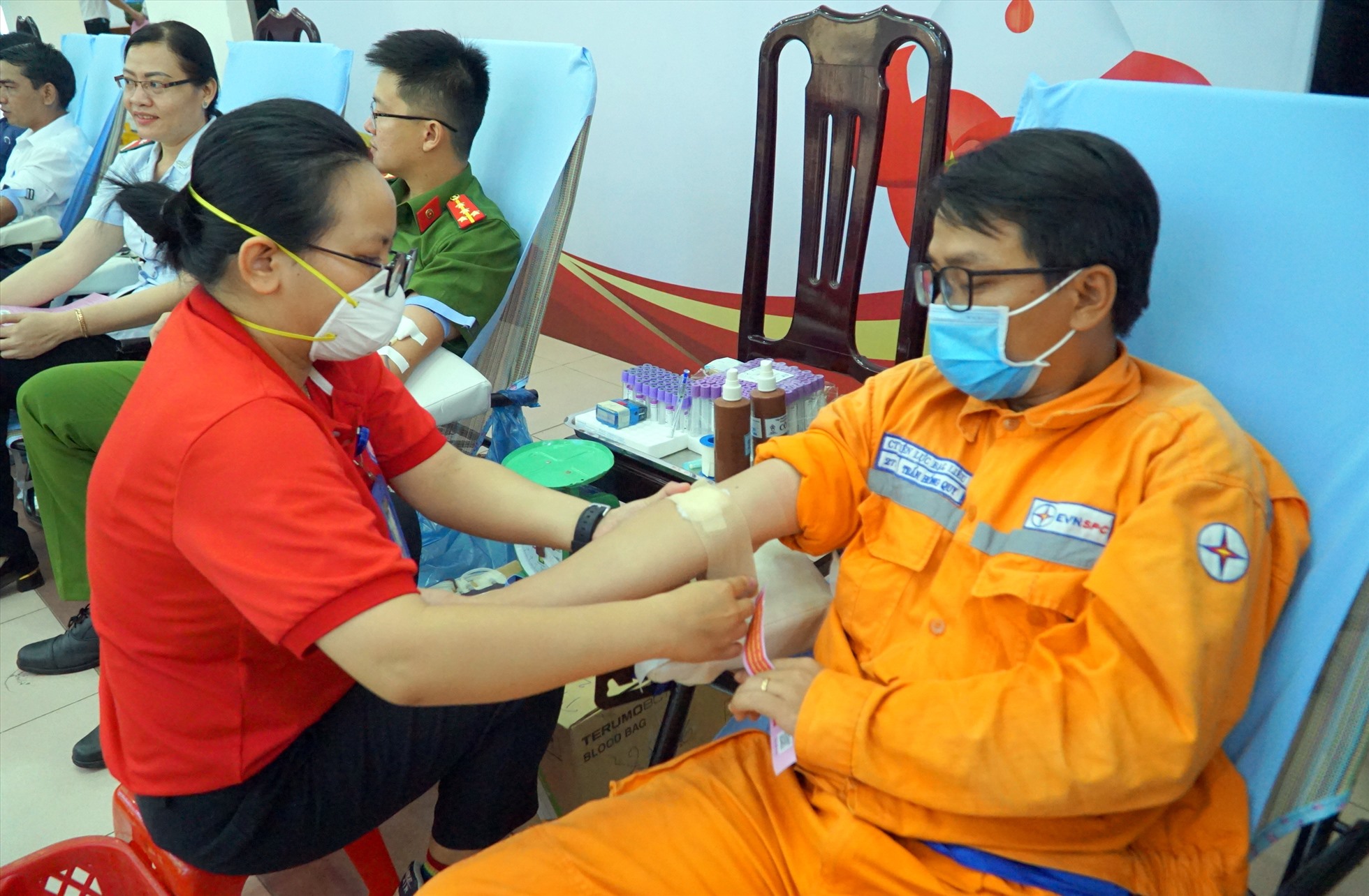 Công nhân lao động tỉnh Bạc Liêu tham gia hiến máu trong chương trình Hành trình đỏ tỉnh Bạc Liêu. Ảnh: Nhật Hồ