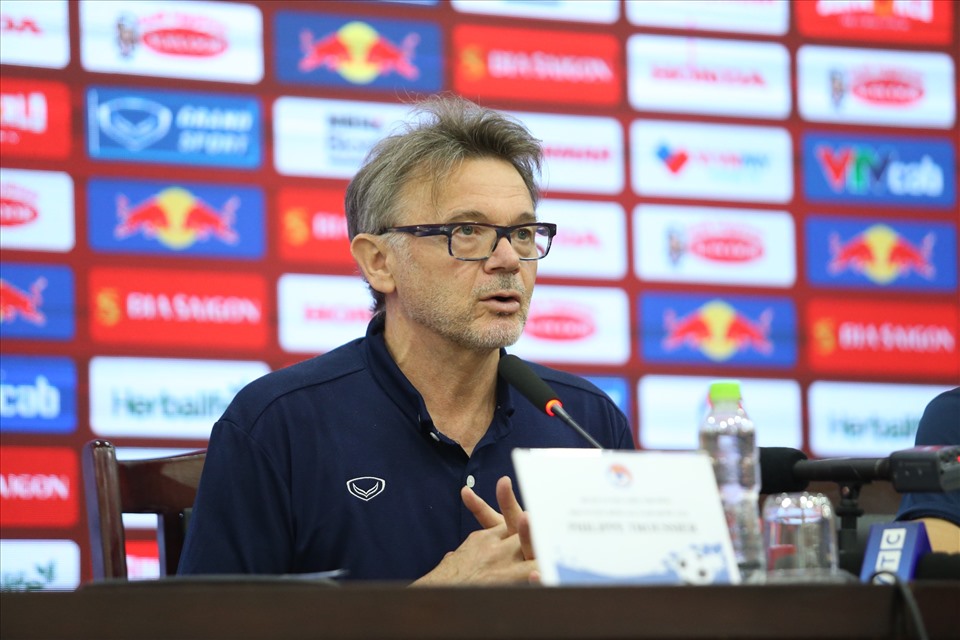 Huấn luyện viên Troussier phát biểu trước báo chí về đợt tập trung của U23 Việt Nam và đội tuyển quốc gia. Ảnh: Minh Phong