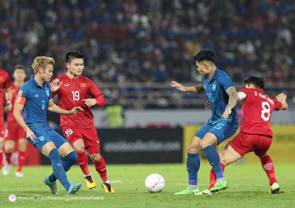 Quang Hải (19) trong màu áo đội tuyển Việt Nam tại AFF Cup 2022. Ảnh: VFF