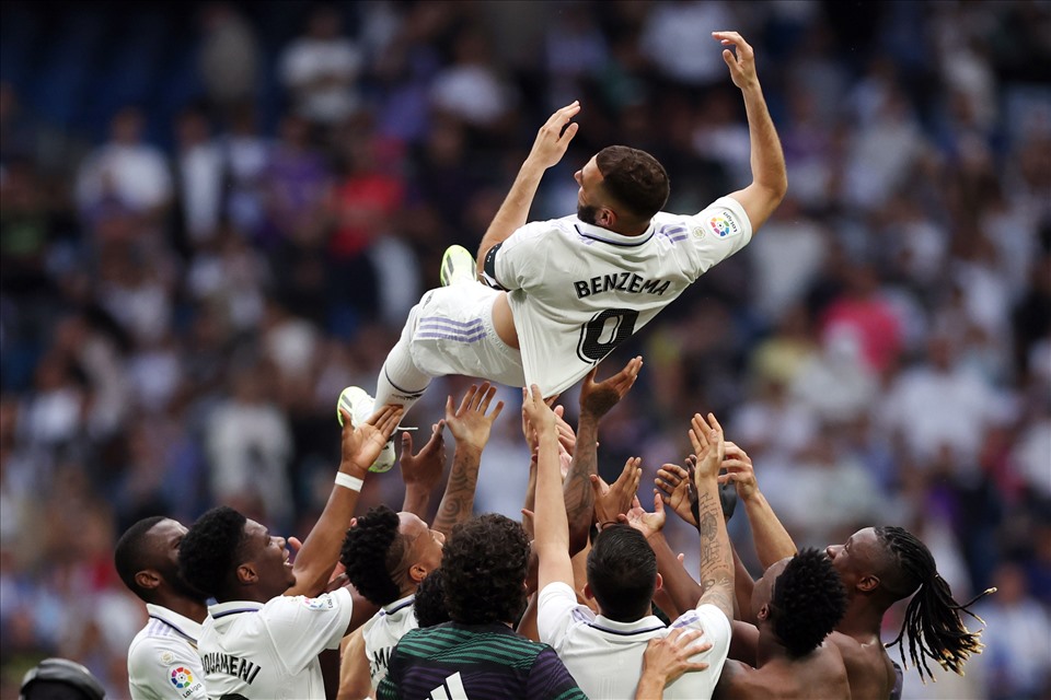 Benzema được tri ân theo cách đơn giản nhưng vẫn thể hiện được sự vĩ đại. Ảnh: AFP