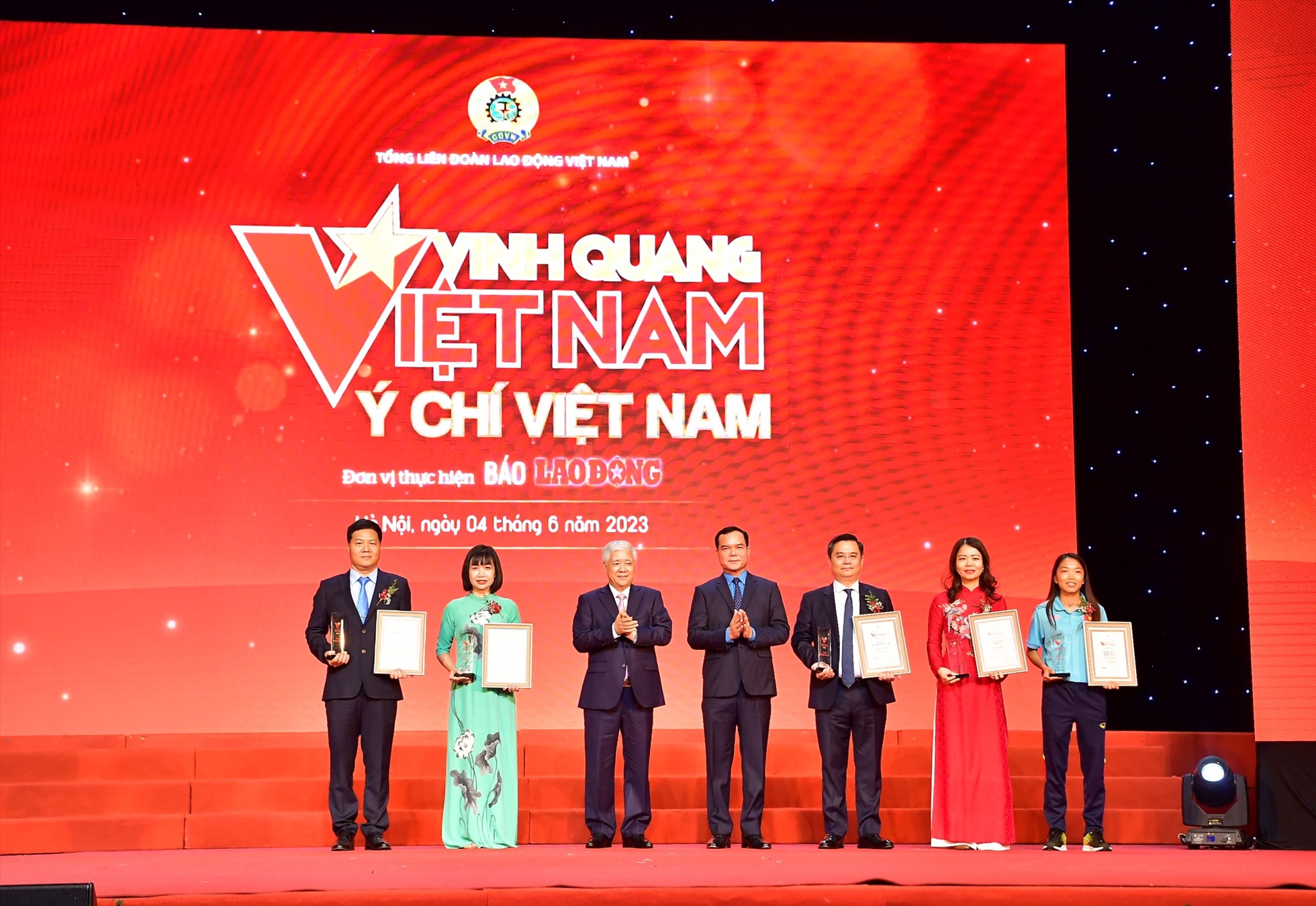 Chủ tịch Ủy ban TƯ Mặt trận Tổ quốc Việt Nam Đỗ Văn Chiến (thứ 3 từ trái sang) và Chủ tịch Tổng LĐLĐVN Nguyễn Đình Khang (thứ 4 từ phải sang) chúc mừng 5 tập thể được vinh danh tại Vinh quang Việt Nam 2023. Ảnh: VCB