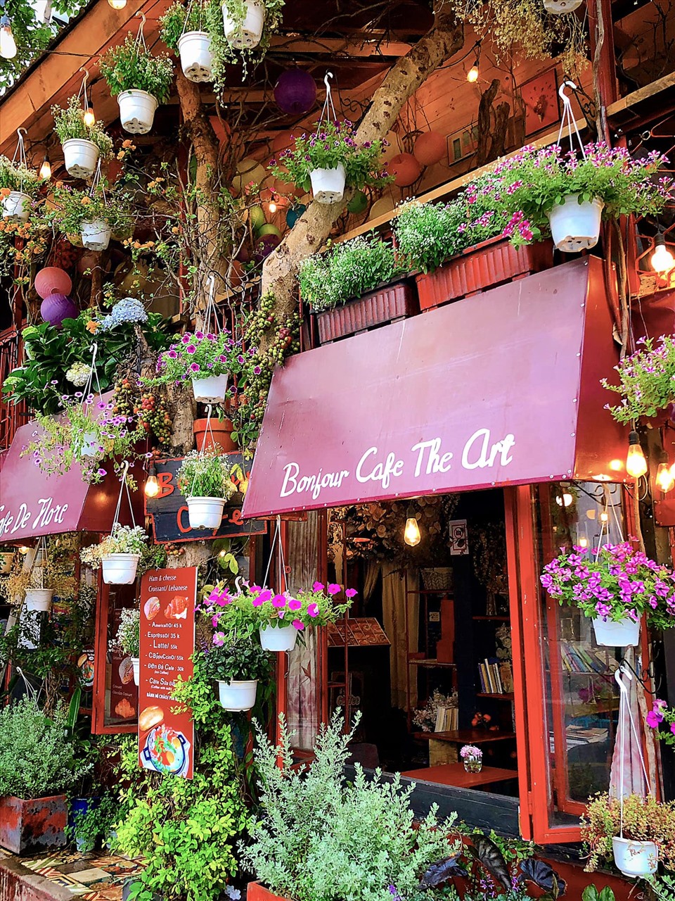 Nằm ở một góc phố, quán cà phê hai tầng nhỏ, có vẻ ngoài tinh tế này đã trở thành một địa điểm yêu thích của những người yêu thích nét thẩm mỹ mang tính biểu tượng của Paris.