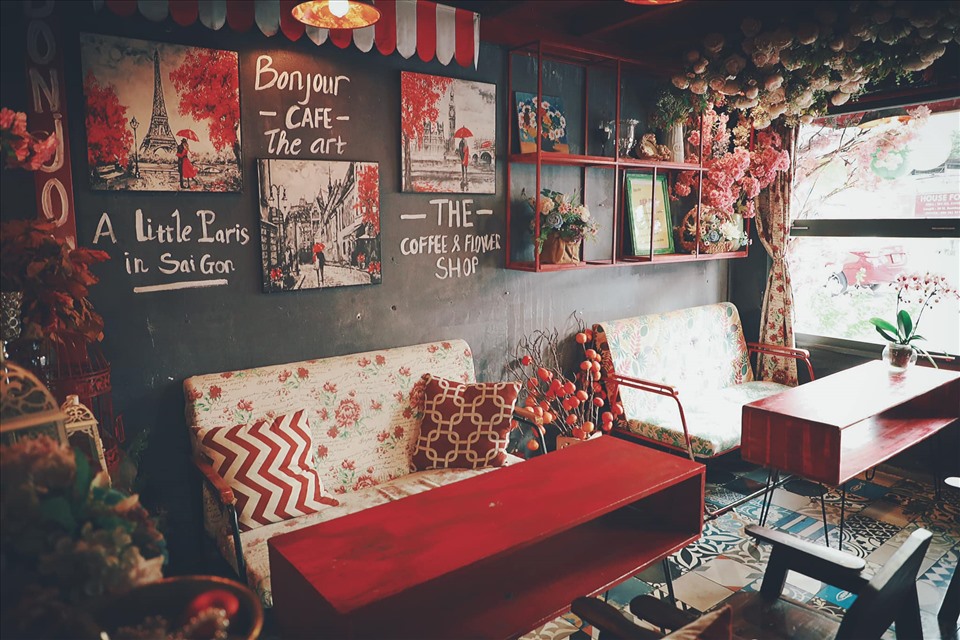 Từ những bức tường đỏ sặc sỡ đến những bông hoa khác nhau tô điểm cho toàn bộ cửa hàng, thậm chí phủ kín trần nhà - quán cà phê này cung cấp mọi thứ bạn cần để tạo nên bức ảnh sống ảo hoàn hảo.