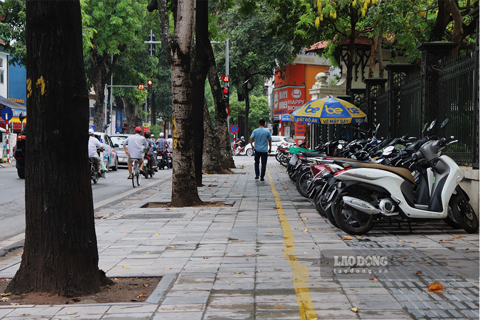 Mới đây, Bí thư Thành ủy Hà Nội Đinh Tiến Dũng đã giao UBND thành phố Hà Nội chỉ đạo các sở chuyên ngành nghiên cứu lập quy hoạch quản lý và sử dụng lòng đường, vỉa hè từng tuyến phố, từng khu vực.