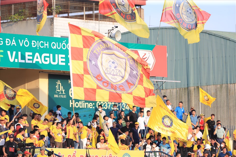 Các cổ động viên Thanh Hóa phủ kín 2 khán đài. Khán giả mang theo băng rôn, cờ để cổ vũ cho đội bóng quê hương.