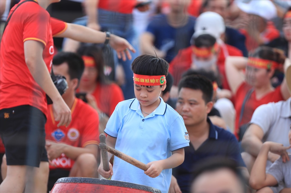 Một khán giả nhí của Công an Hà Nội cùng bố mẹ tới sân Thanh Hóa.