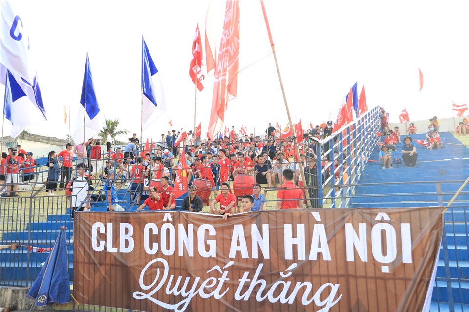 Trong khi đó, cũng có rất đông các cổ động viên từ Hà Nội tới cổ vũ cho đội bóng Thủ đô.