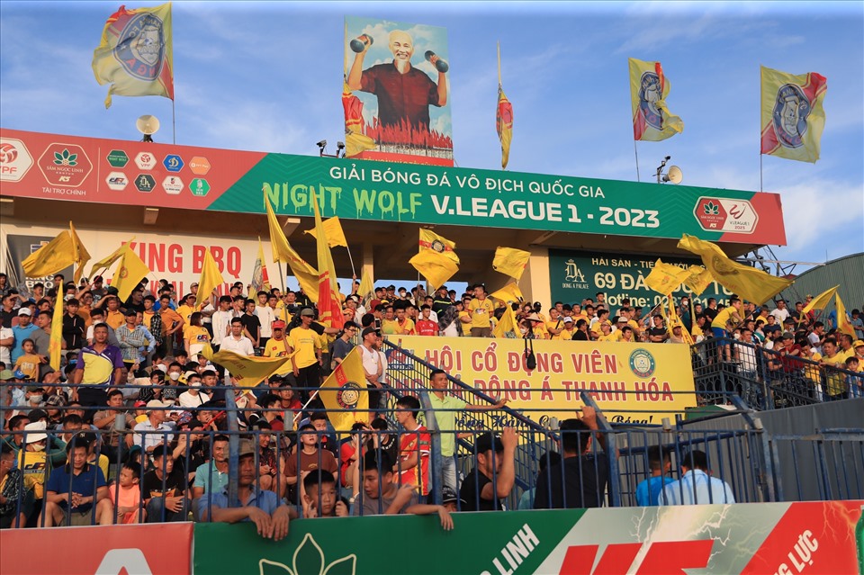 Dù thời tiết tại Thanh Hóa nắng nóng và trận đấu diễn ra vào ngày đầu tuần nhưng đã có rất đông các cổ động viên tới sân để cổ vũ cho 2 đội.