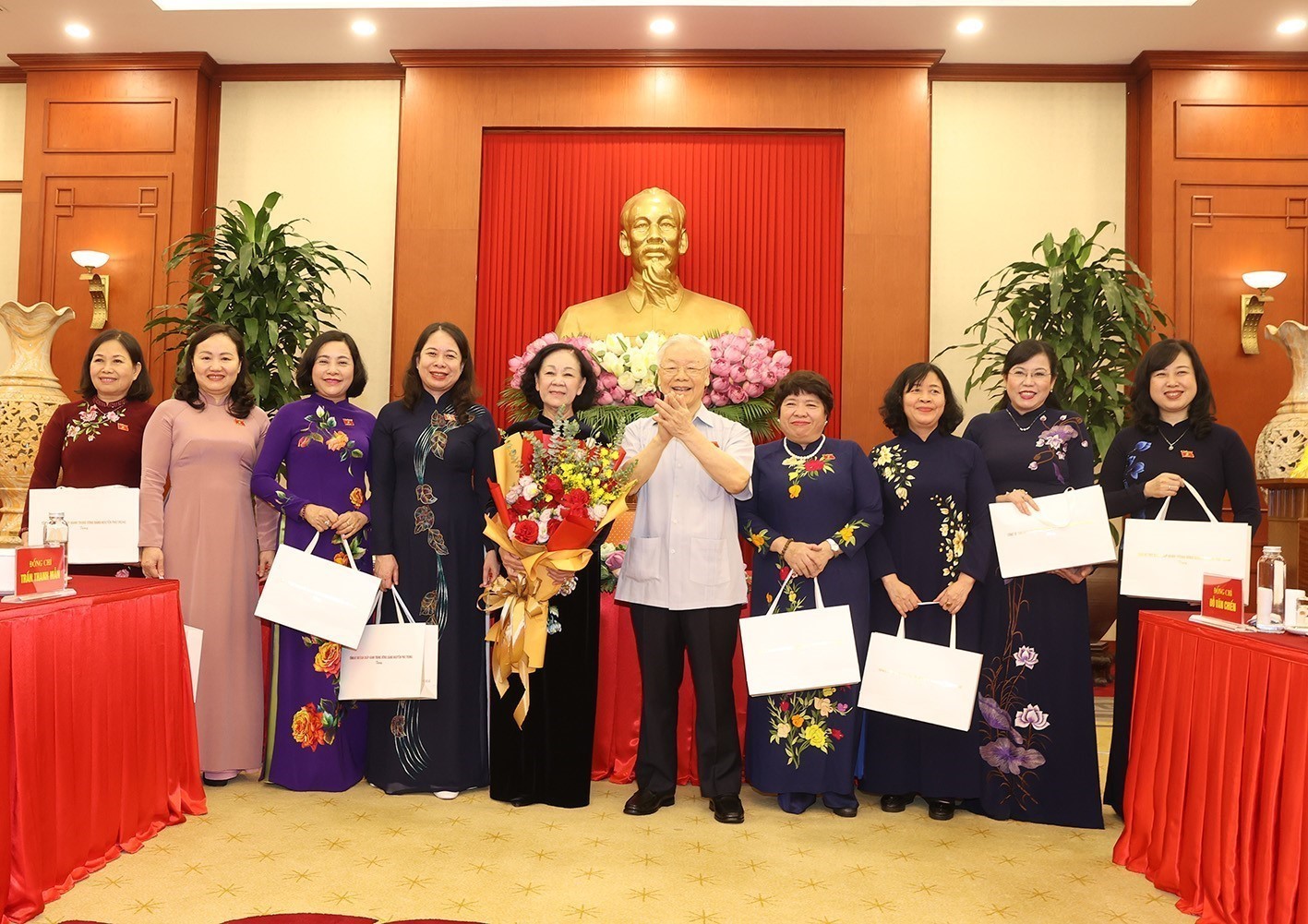 Tổng Bí thư Nguyễn Phú Trọng tặng quà các nữ đại biểu Quốc hội. Ảnh: TTXVN