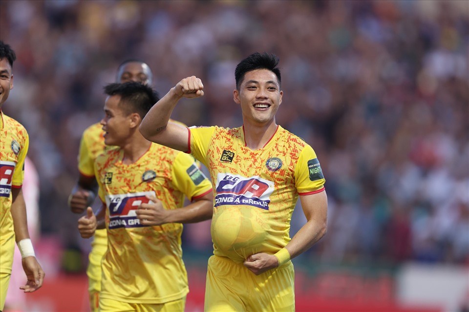 Lâm Ti Phông ghi bàn mở tỉ số cho câu lạc bộ Thanh Hóa. Ảnh: Minh Dân