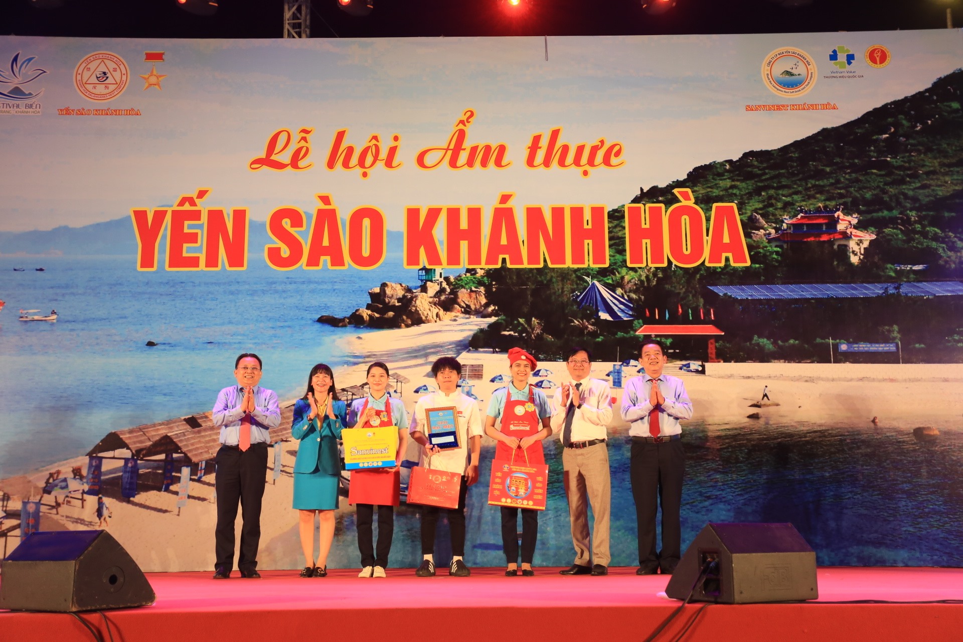 Ban tổ chức trao giải đặc biệt cuộc thi tinh hoa ẩm thực yến sào cho đội Công ty Cổ phần Nước giải khát Sanest Khánh Hoà. Ảnh: Phương Linh
