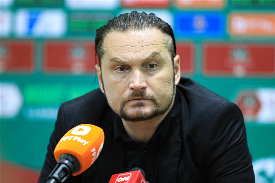 Huấn luyện viên Popov gửi lời xin lỗi tới người hâm mộ Thanh Hóa sau trận thua đậm trước Công an Hà Nội. Ảnh: Minh Dân