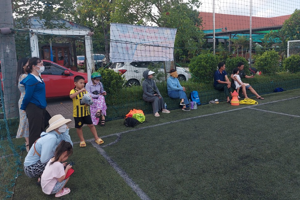 Nhiều cha mẹ hóng theo buổi tập luyện học đá bóng của con mình. Ảnh: Trần Tuấn.
