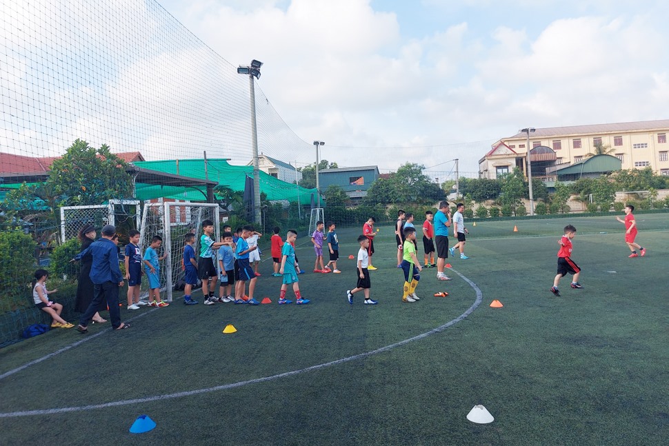 Nhiều trẻ em hào hứng đi học đá bóng ở sân bóng Hào Quang. Ảnh: Trần Tuấn.