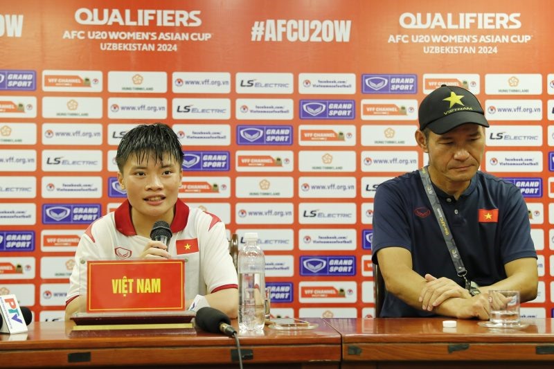 Huấn luyện viên Ijiri Akira và cầu thủ Ngọc Minh Chuyên tại buổi họp báo sau trận đấu giữa U20 nữ Việt Nam và Lebanon. Ảnh: VFF