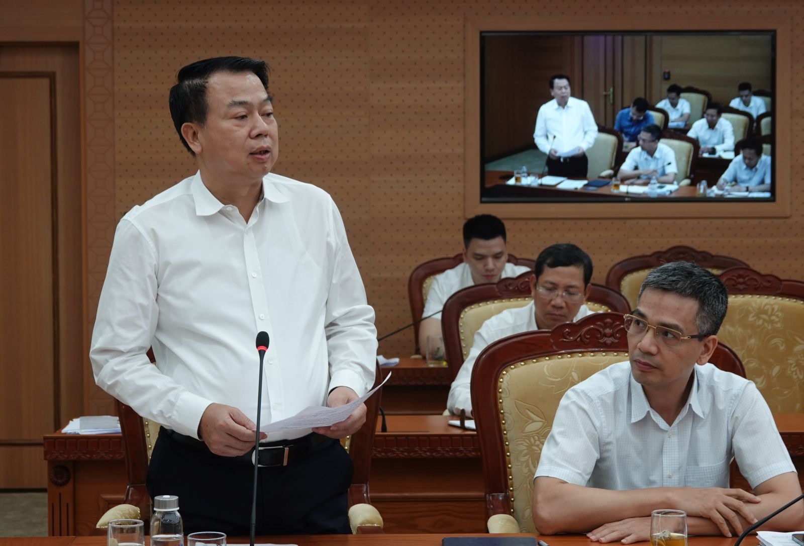 Thứ trưởng Bộ Tài chính Nguyễn Đức Chi (đứng) nhận định thu chi ngân sách từ này đến cuối năm sẽ tiếp tục khó khăn. Ảnh: Bộ Tài chính.