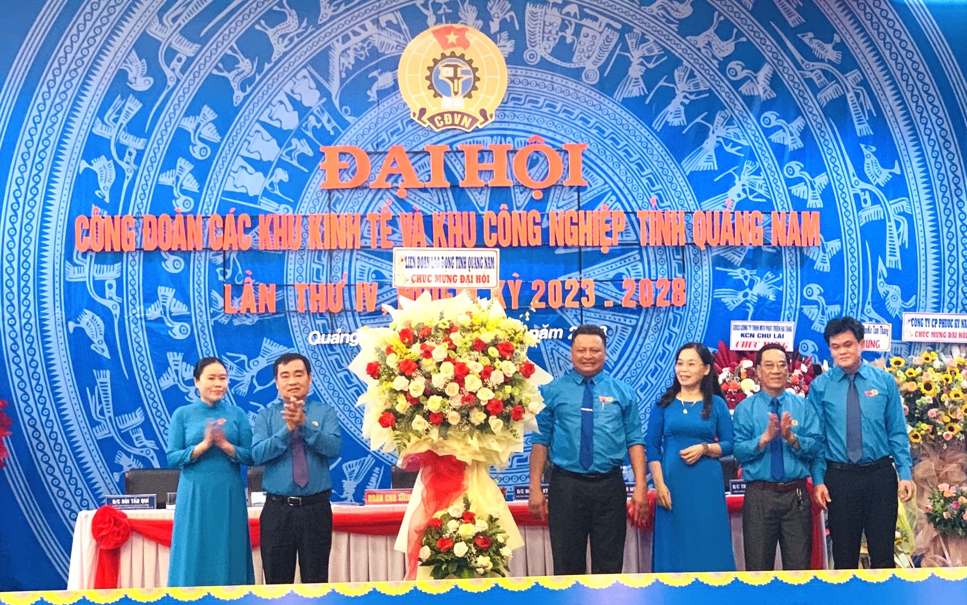 Chủ tịch LĐLĐ Quảng Nam Phan Xuân Quang chúc mừng thành công Đại hội Công đoàn các KKT và KCN tỉnh Quảng Nam, nhiệm kì 2023 – 2028. Ảnh Hoàng Bin