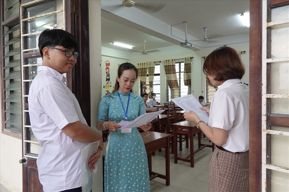 Thí sinh tại Đà Nẵng bước vào kỳ thi tuyển sinh lớp 10. Ảnh: Thuỳ Trang