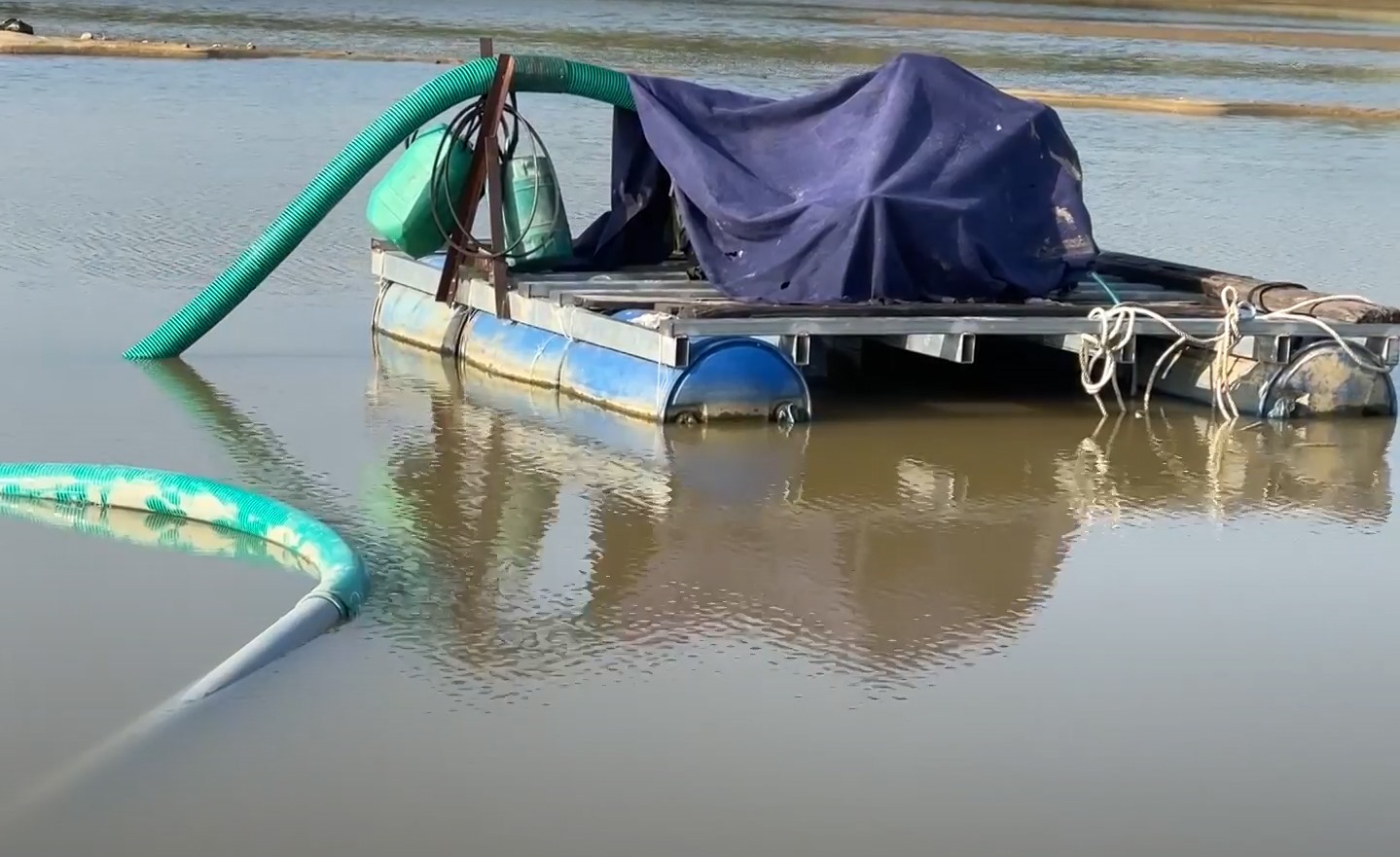 Máy móc cát tặc sử dụng để hút cát trái phép trên sông Trà Khúc. Ảnh: Ngọc Viên