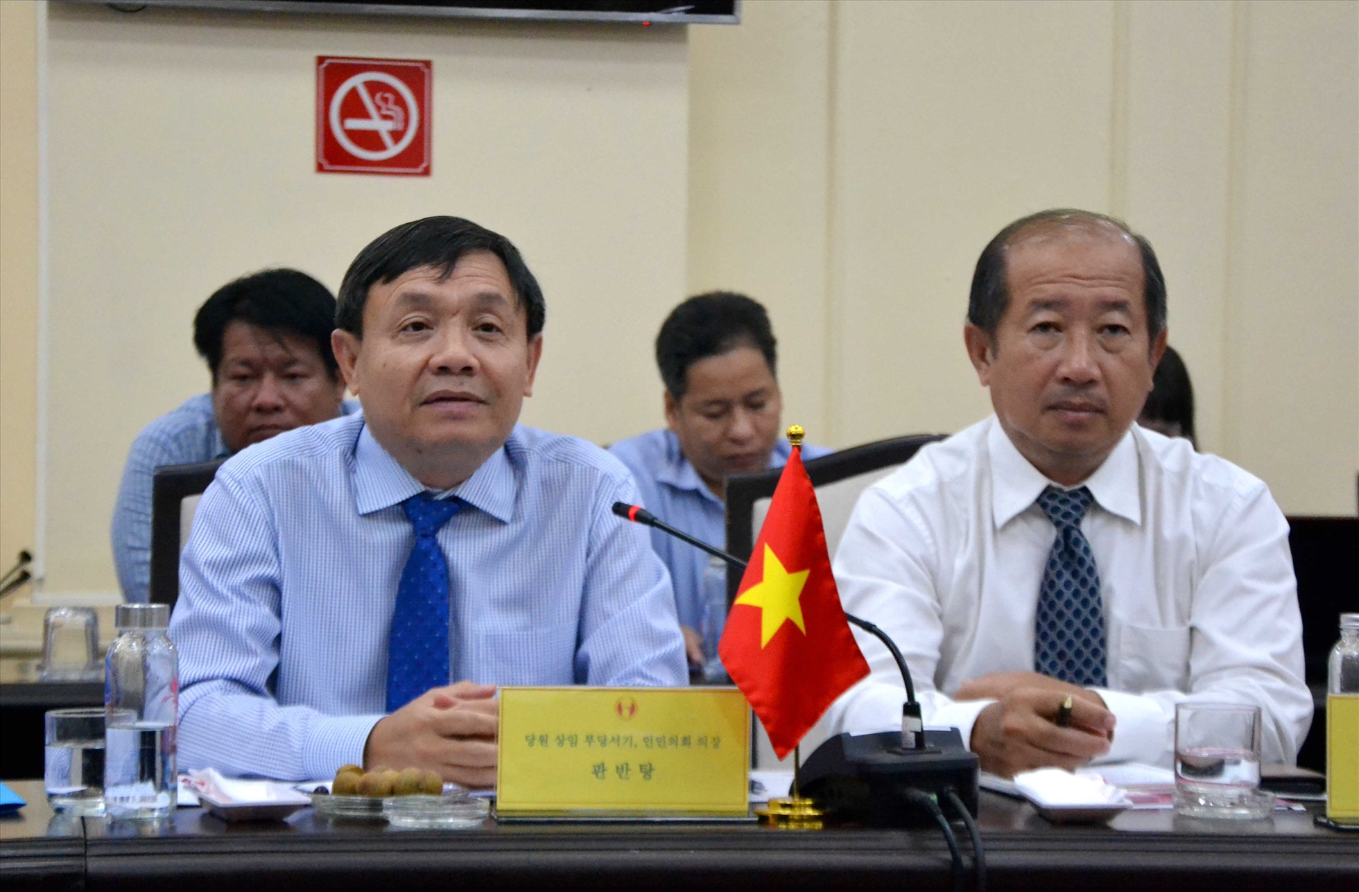 Ông Phan Văn Thắng (trái) và ông Đoàn Tấn Bửu tại buổi làm việc với đoàn công tác đến từ Hàn Quốc bàn bạc về việc hỗ trợ thành lập Trung tâm Kỹ thuật nông nghiệp. Ảnh: Lâm Điền