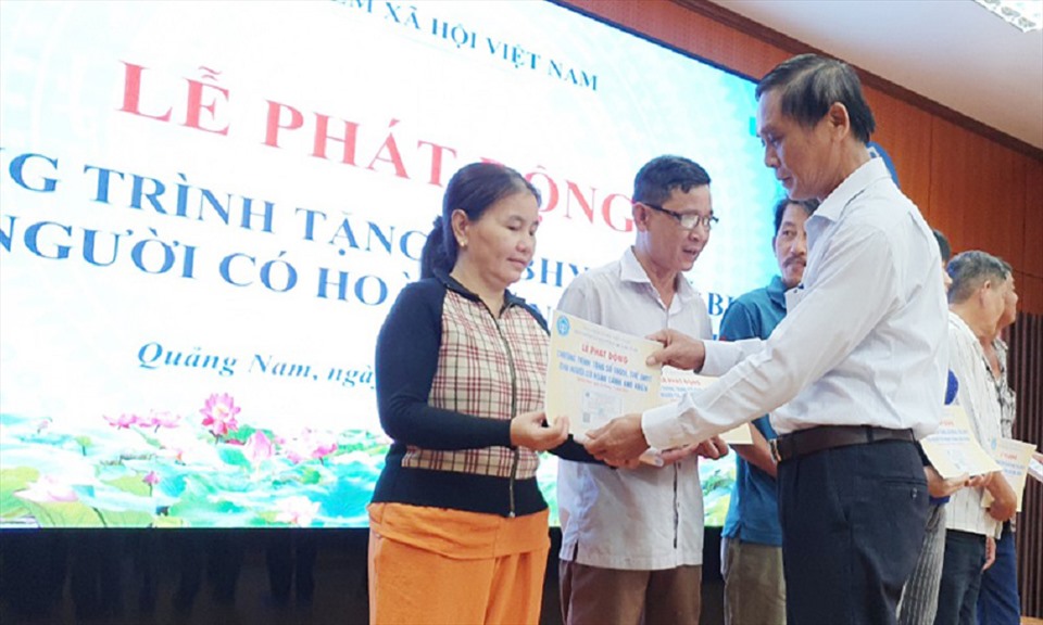 Lãnh đạo BHXH tỉnh Quảng Nam tặng thẻ BHYT cho người dân có hoàn cảnh khó khăn. Ảnh: BHXH tỉnh Quảng Nam