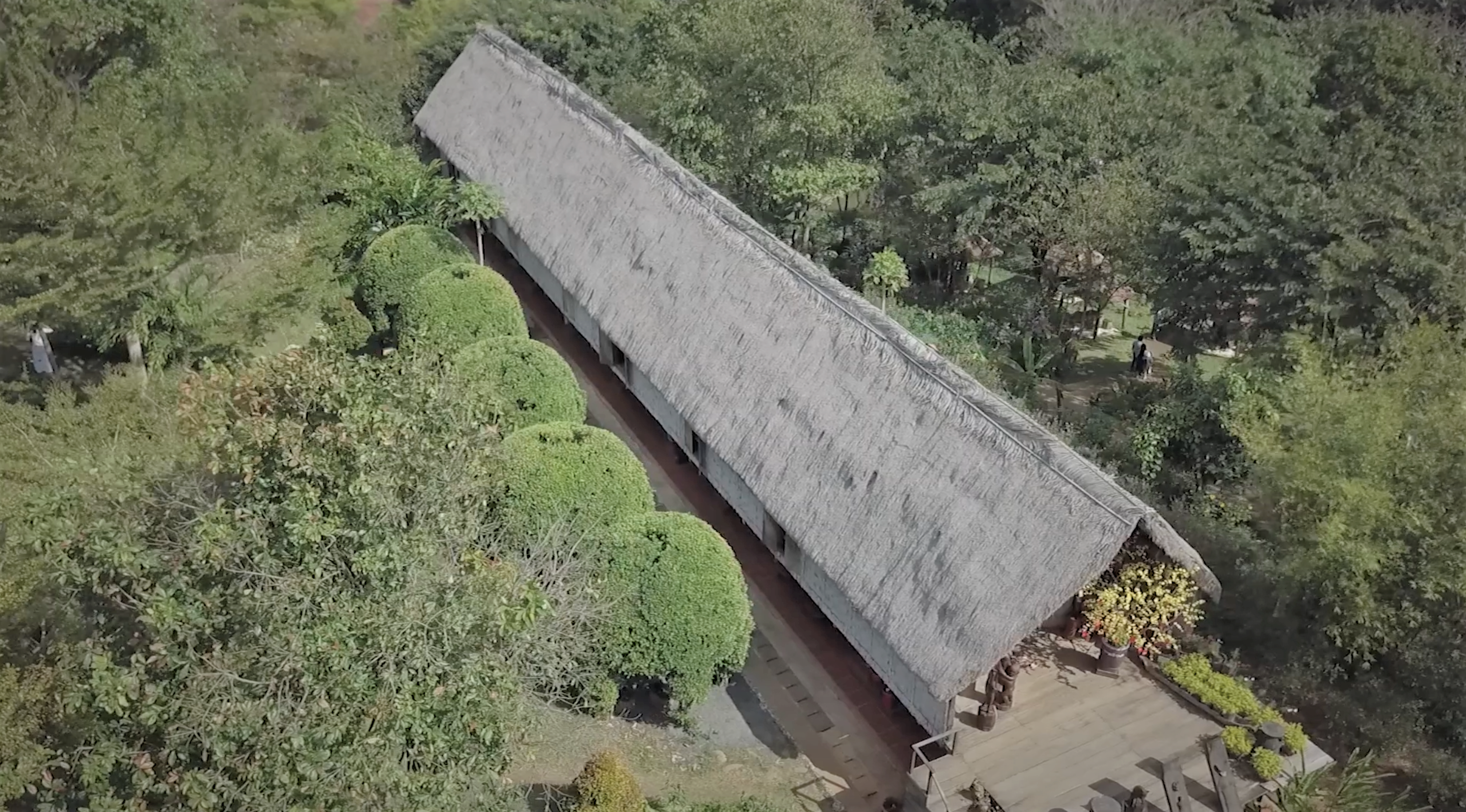 Một ngôi nhà dài truyền thống của người Ê đê trên địa bàn tỉnh Đắk Lắk khi nhìn từ trên cao. Ảnh: Bảo Trung