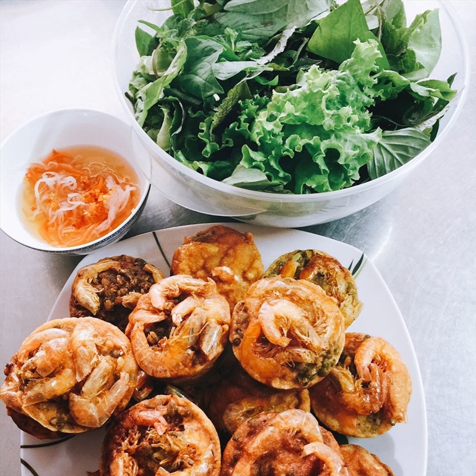Bánh cống là món ăn vặt yêu thích đông đảo thực khách. Ảnh: T.L