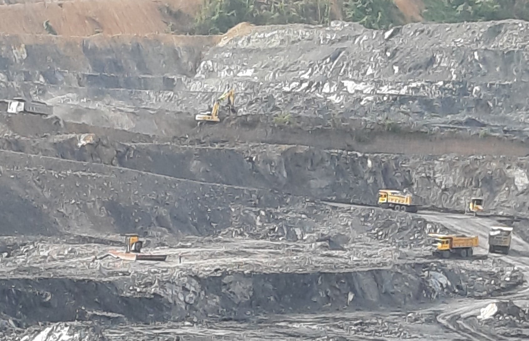 Mỏ than lộ thiên cách Cửa khẩu quốc tế La Lay khoảng 120km đang được khai thác. Ảnh: N.Hà.