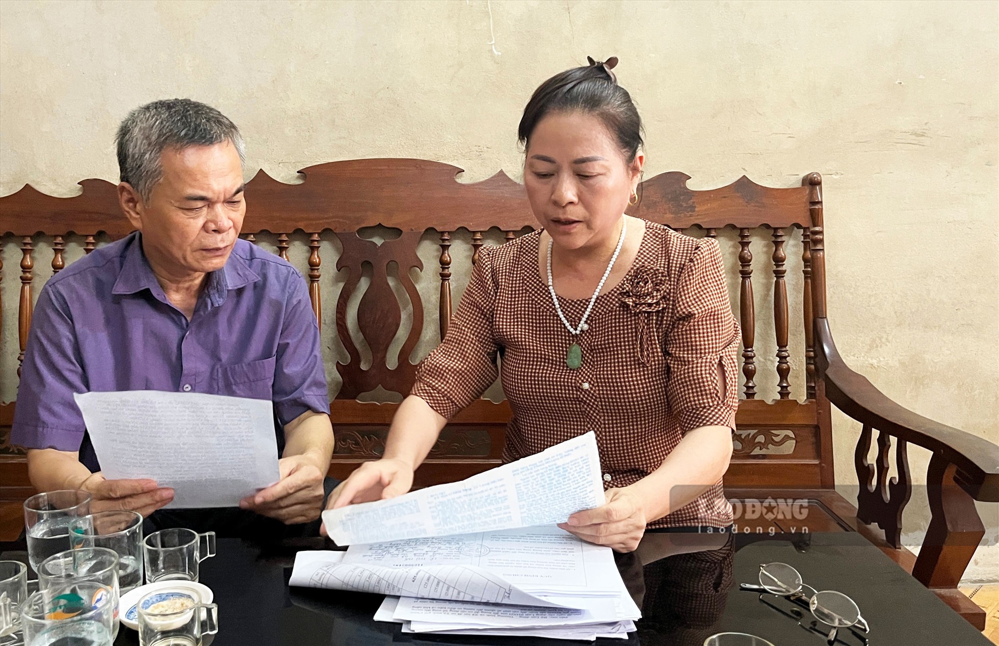 Vợ chồng bà Hà vẫn giữ từ những chiếc tờ rơi mà nhân viên BHXH Tuyên Quang đi phát để mời tham gia BHXH bắt buộc từ năm 2004.