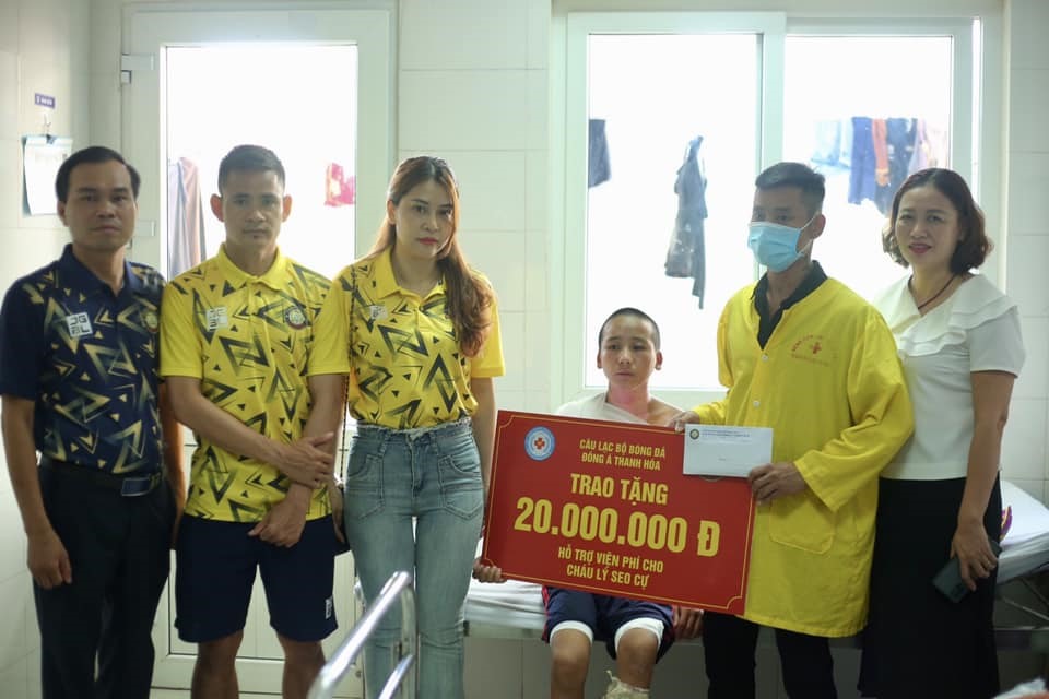 Cầu thủ Hoàng Đình Tùng và đại diện câu lạc bộ Thanh Hoá tới thăm em  Lý Seo Cự tại bệnh viện Nhi Thanh Hoá. Ảnh: Thanh Hoá FC