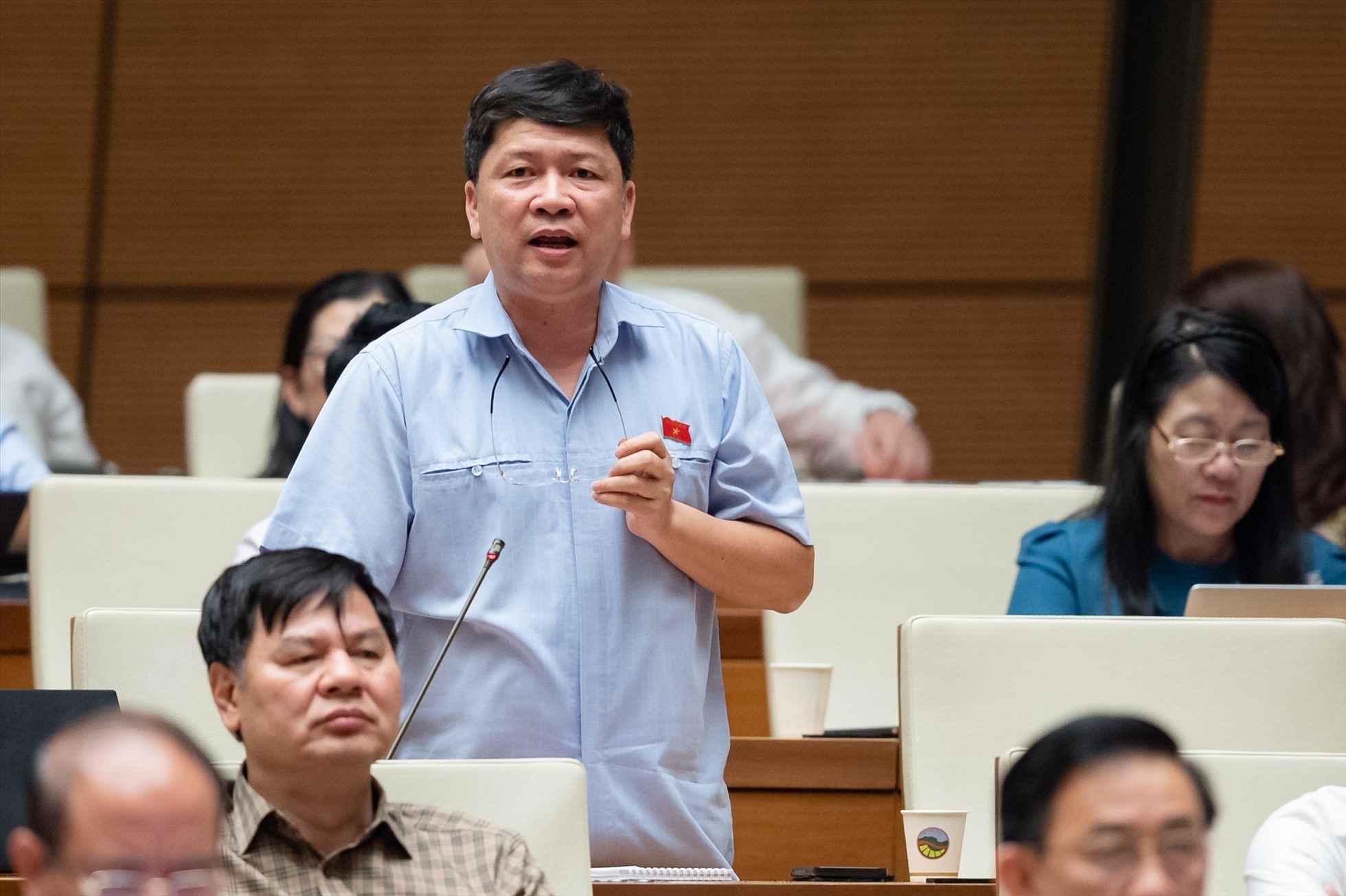 Đại biểu Tạ Văn Hạ - Đoàn ĐBQH tỉnh Quảng Nam tranh luận. Ảnh: Quốc hội