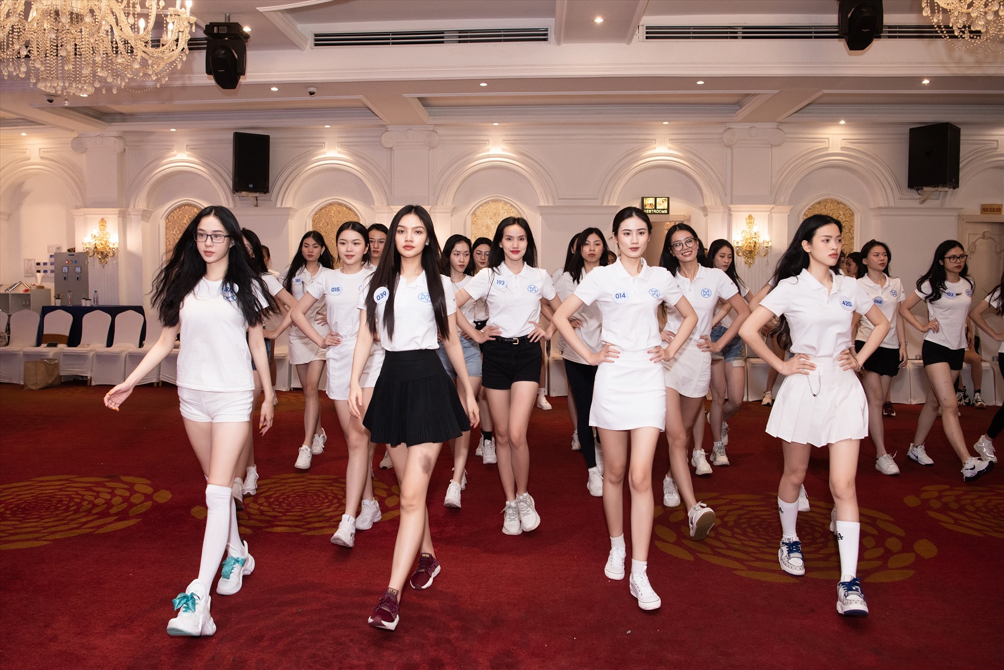 Các thí sinh Miss World Vietnam 2023 tập luyện catwalk cho Vietnam Beauty Fashion Fest. Ảnh: Sen Vàng.