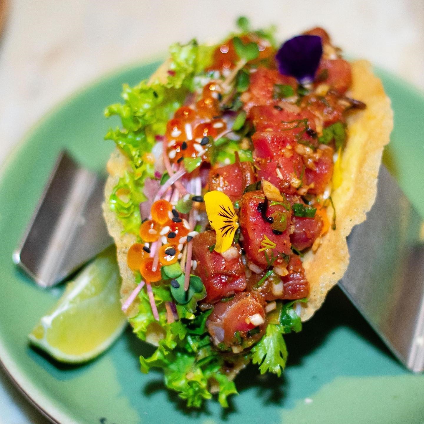 Bánh xèo trình bày như một chiếc tacos truyền thống của ẩm thực Mexico.
