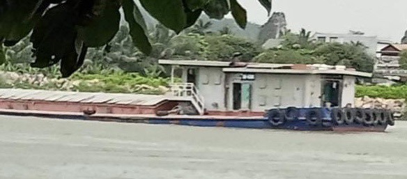 Chiếc tàu chở cát không có hoá đơn chứng từ bị CSGT Hà Nội phát hiện. Ảnh: Phòng Cảnh sát giao thông