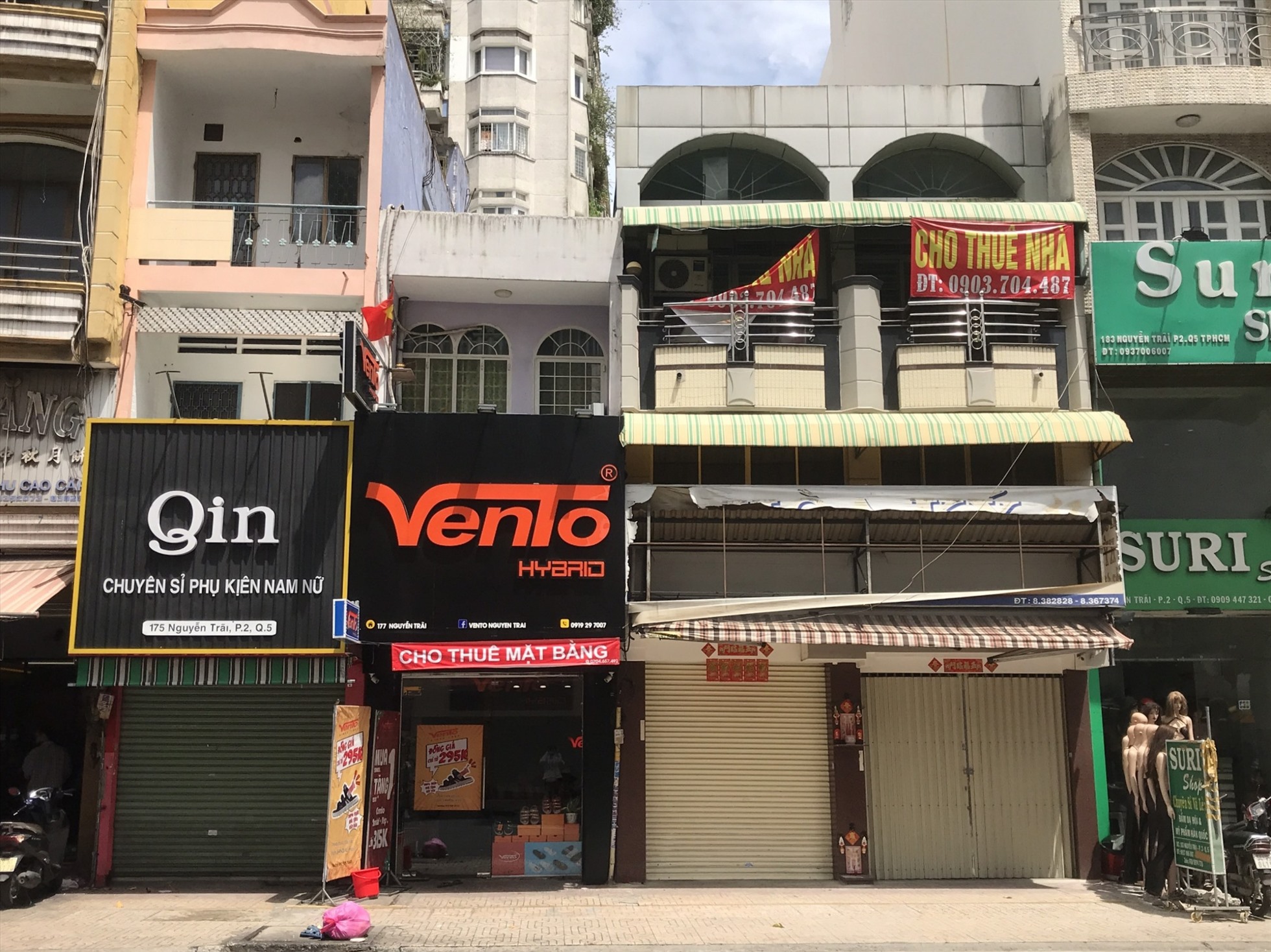 Liên tiếp 2 3 cửa hàng thời trang lần lượt trả mặt bằng trên tuyến đường Nguyễn Trãi sầm uất, náo nhiệt.