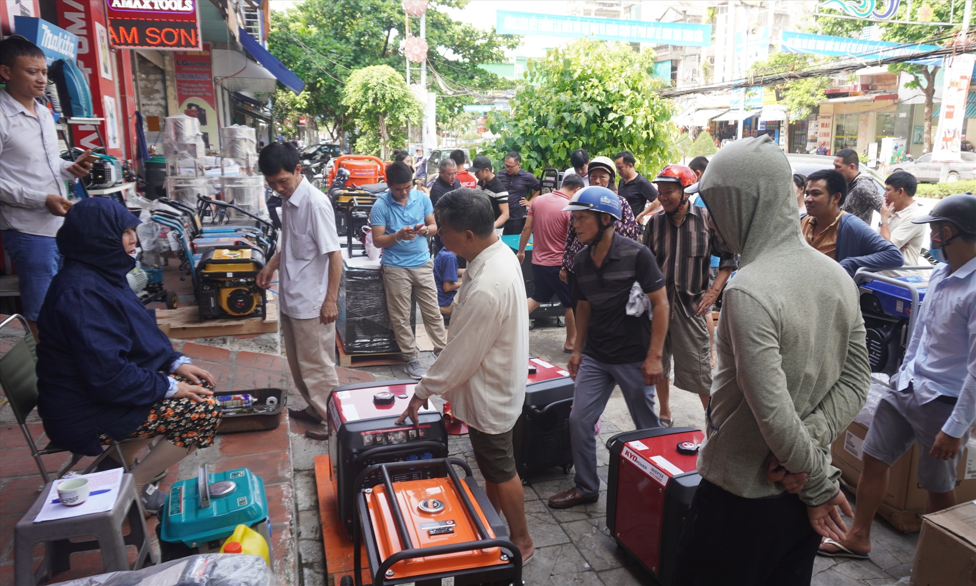 Theo ghi nhận của Lao Động, những ngày qua tại các khu phố như Trần Phú, Hàng Đồng của TP.Thanh Hóa luôn nhộn nhịp cảnh người dân đến mua bán, sửa chữa máy phát điện. Ảnh: Quách Du