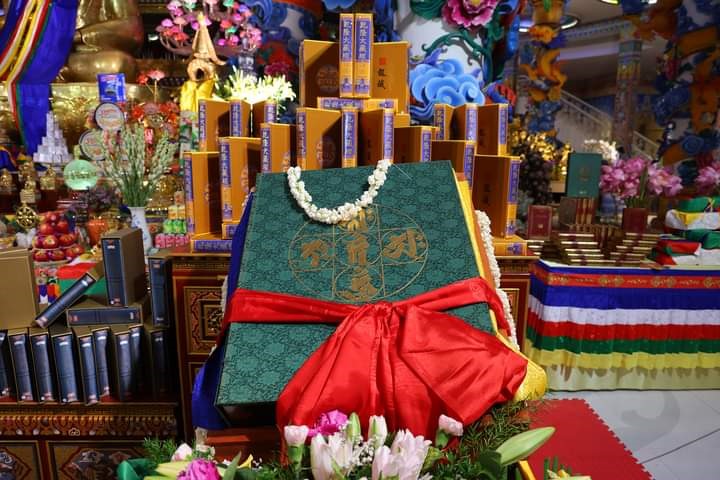 Các bộ Đại Tạng Kinh quý trưng bày tại Chính điện Bảo tháp Mandala Tây Thiên. Ảnh: BTC