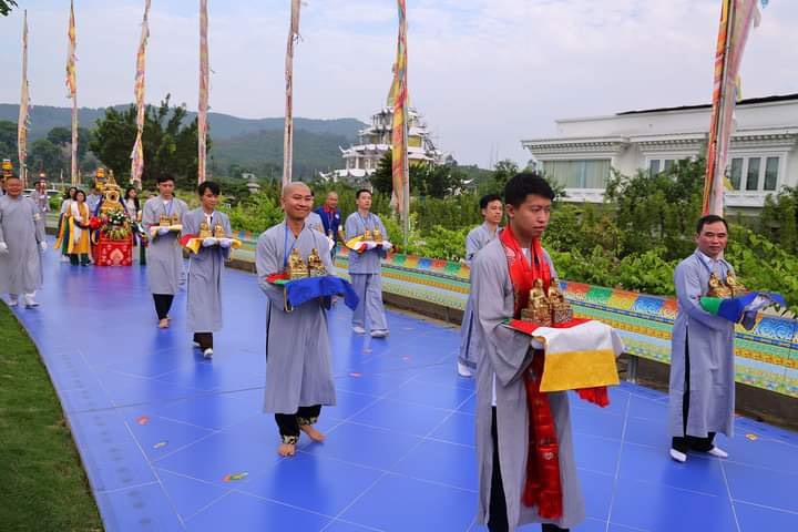 Đoàn rước Tăng Bảo tôn quý, biểu trưng bởi tôn tượng 18 vị La Hán còn gọi là Thập Bát La Hán. Ảnh: BTC