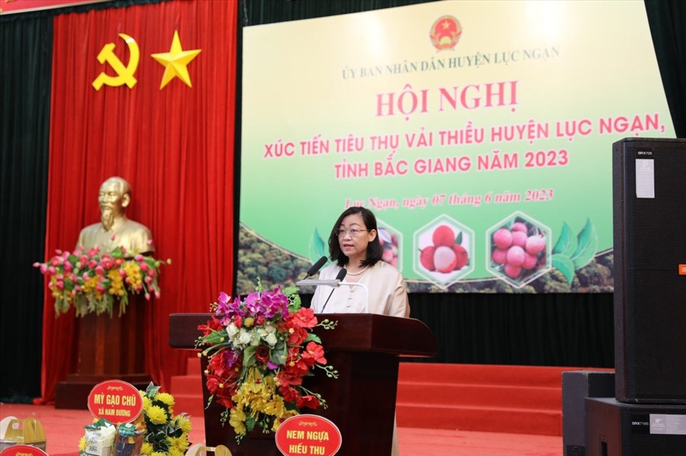 Bà Nguyễn Thị Thảo - Giám đốc mua hàng cấp cao chuỗi bán lẻ WCM chia sẻ tại Hội nghị. Ảnh: WinCommerce