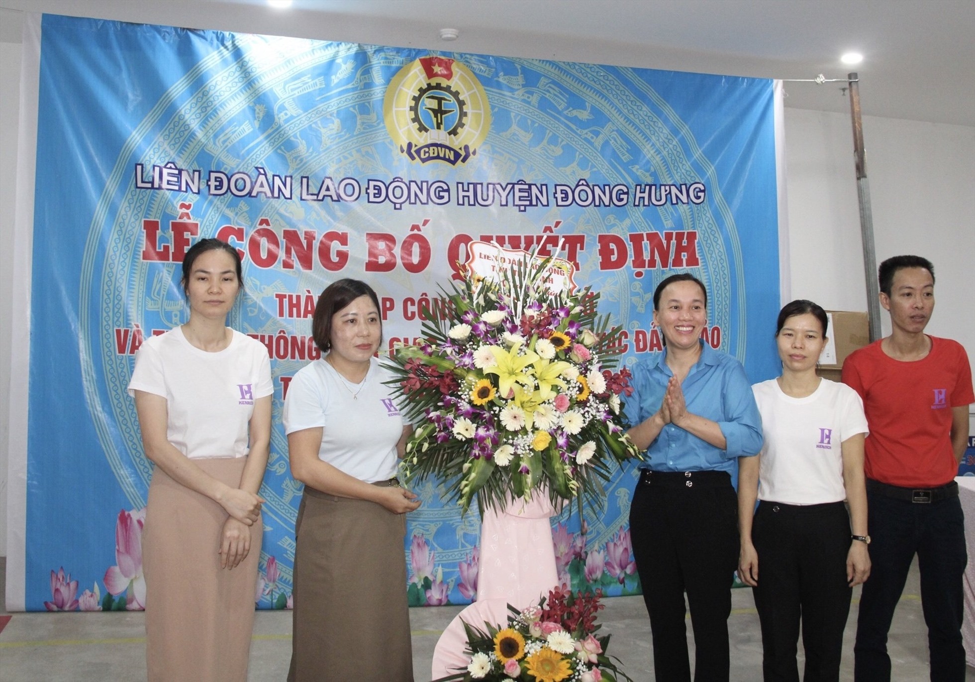 Phó chủ tịch LĐLĐ tỉnh Thái Bình - bà Phạm Thị Thắng tặng hoa chúc mừng CĐCS mới được thành lập. Ảnh: Bá Mạnh