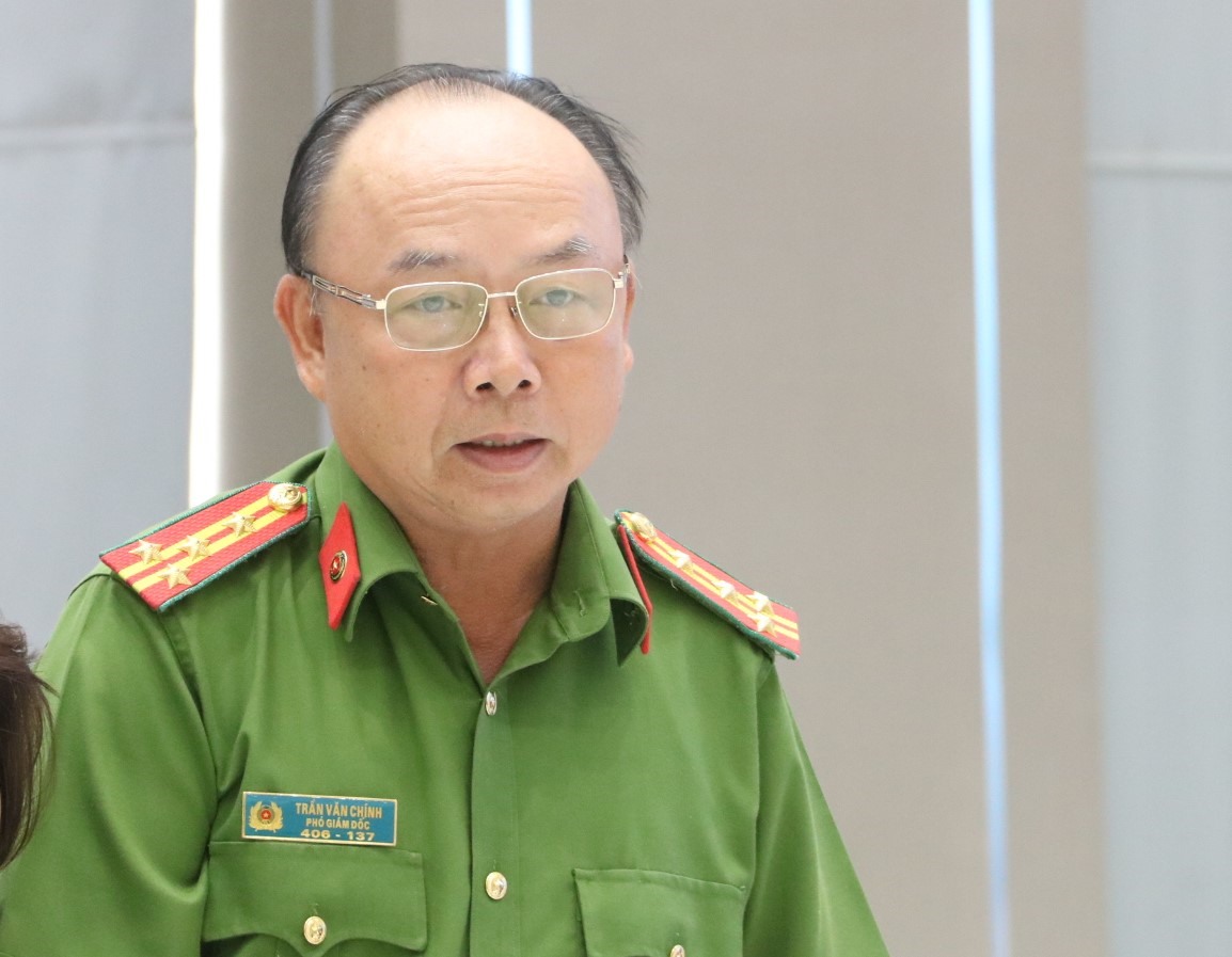 Đại tá Trần Văn Chính thông tin vụ tai nạn. Ảnh: Đình Trọng