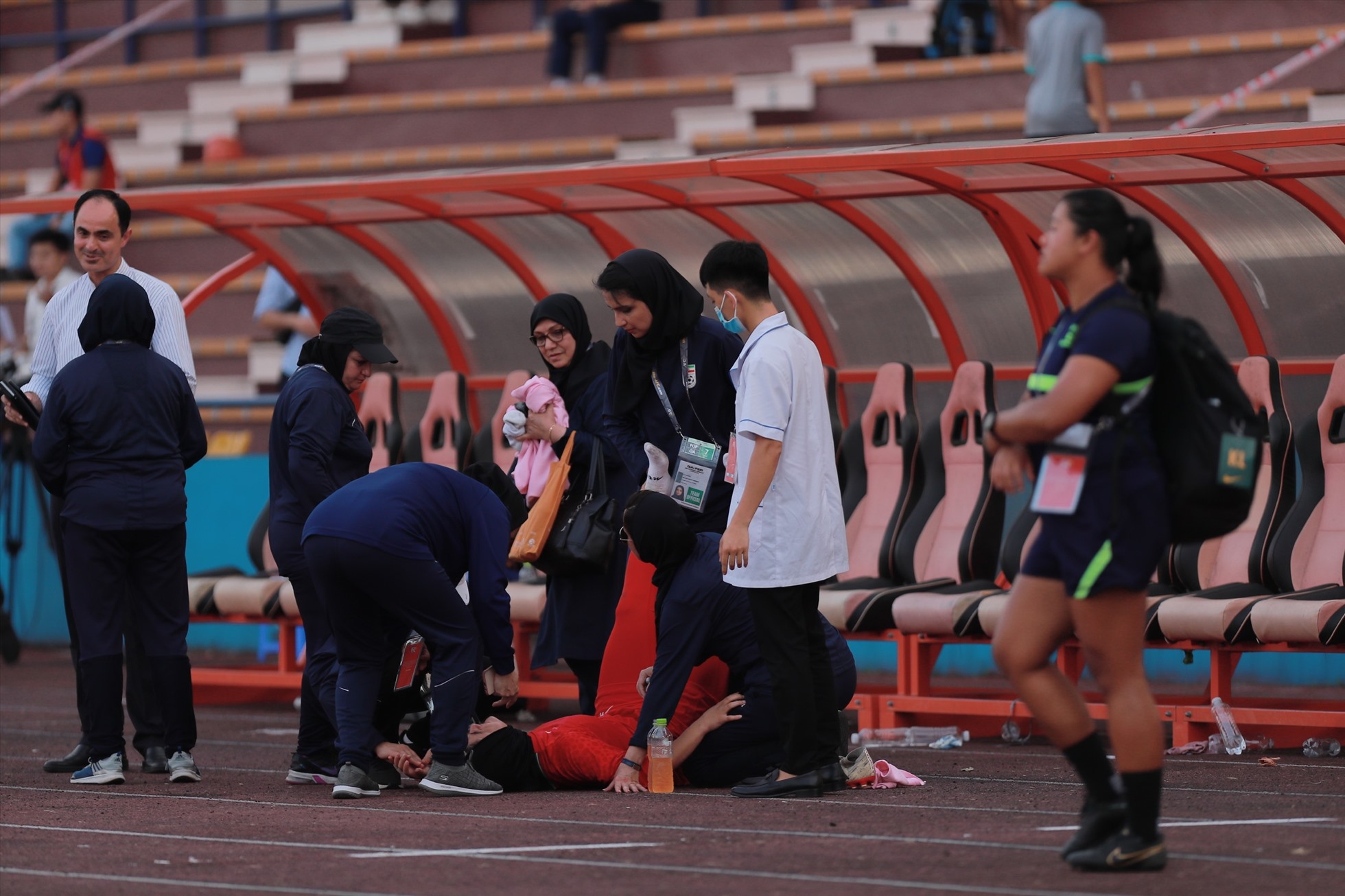 Tuy nhiên, sau trận đấu, một cầu thủ bên phía Iran đã bị ngất xỉu. Cầu thủ này ngay lập tức phải thở oxy và đã được đưa đi ngay tới bệnh viện.
