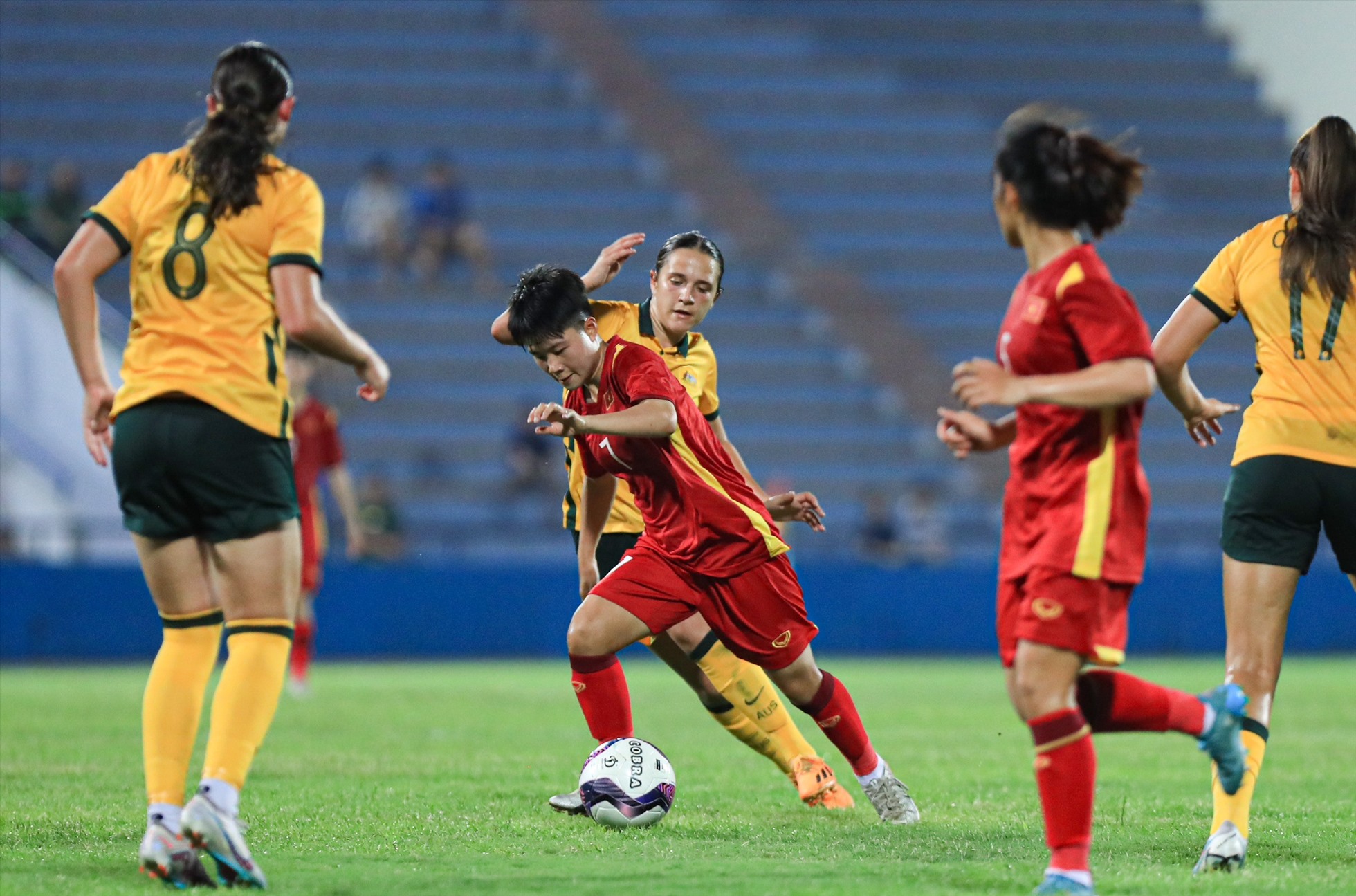 Các cầu thủ U20 nữ Việt Nam không có nhiều cơ hội trước khung thành đối thủ. Ảnh: Minh Dân