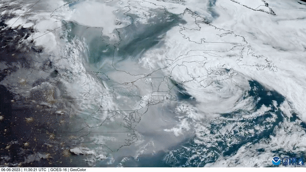 Đám khói cháy rừng khổng lồ hình phễu hướng về phía đông bắc Mỹ bởi một vùng áp thấp phía trên Đại Tây Dương. Ảnh: NOAA