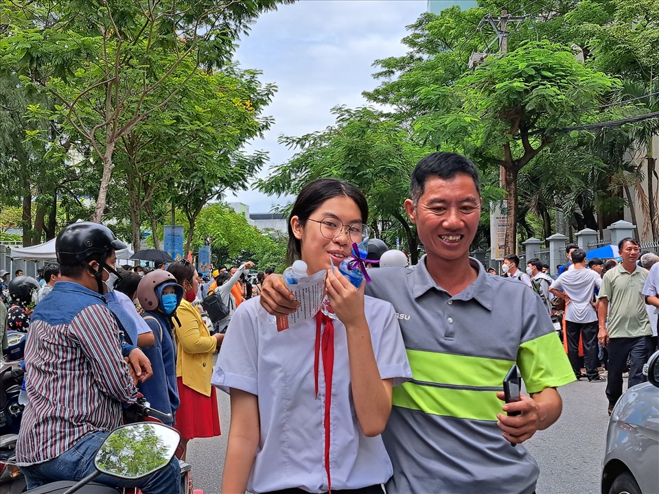 Dù thời tiết khá oi bức nhưng các thí sinh vẫn rất thoải mái sau buổi thi. Ảnh: Nguyễn Linh