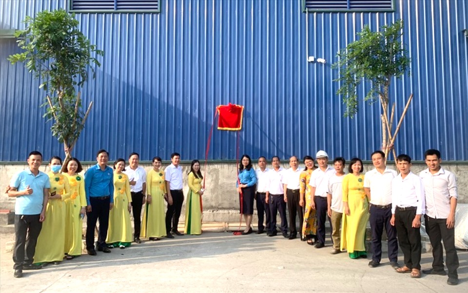 Kho Tiệp của Cảng Khuyến Lương là công trình được gắn biển chào mừng Đại hội VI Công đoàn Tổng Công ty Hàng hải Việt Nam. Ảnh: Công đoàn Hàng hải VN